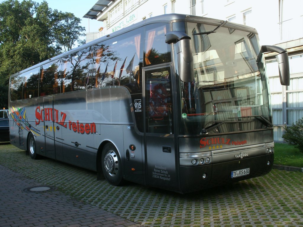 Noch ohne Fahrgste stand Dieser Van Hool Acron,am 31.Juli 2012,vor einem Hotel in Bergen/Rgen.