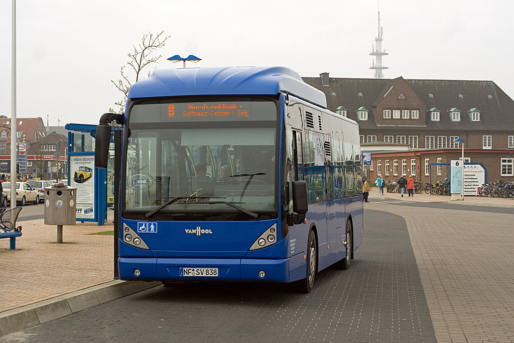 Noch ohne Werbung und kaum in Einsatz stand am 24. April 2007 der NF-SV 838 auf dem ZOB in Westerland zur Abfahrt auf der Linie B, der Nordring des Stadtbusses Westerland, zur Abfahrt bereit.