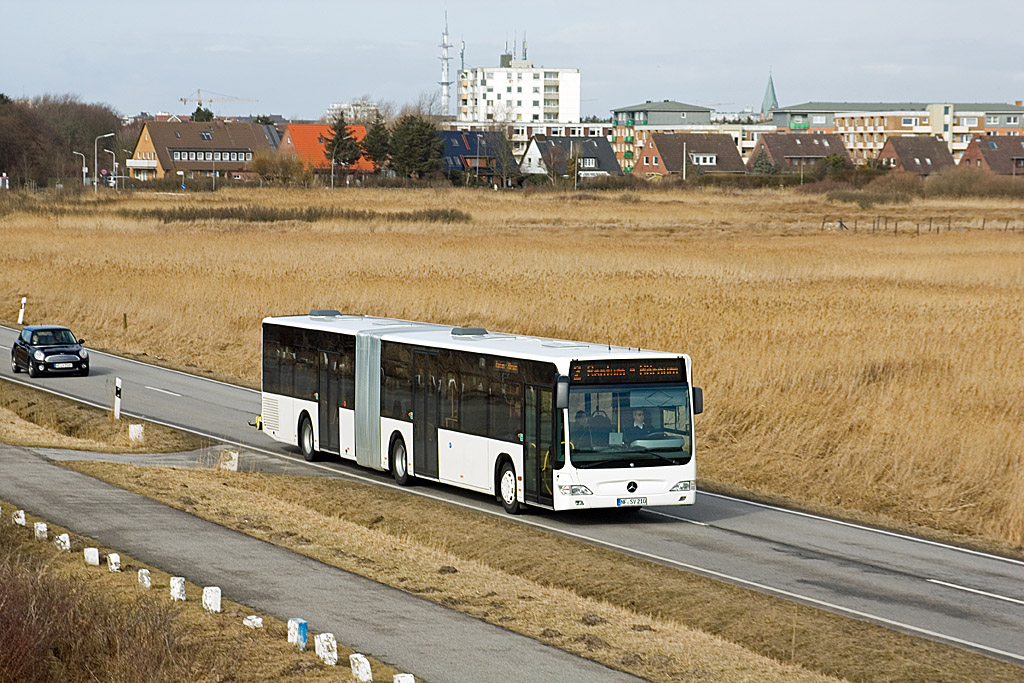 Noch ohne Werbung war am 14. Mrz 2010 der NF-SV 210 sdlich von Westerland auf der Linie 2 nach Hrnum unterwegs.Nir wenige Tage spter hatte der Bus seine erste Werbung erhalten