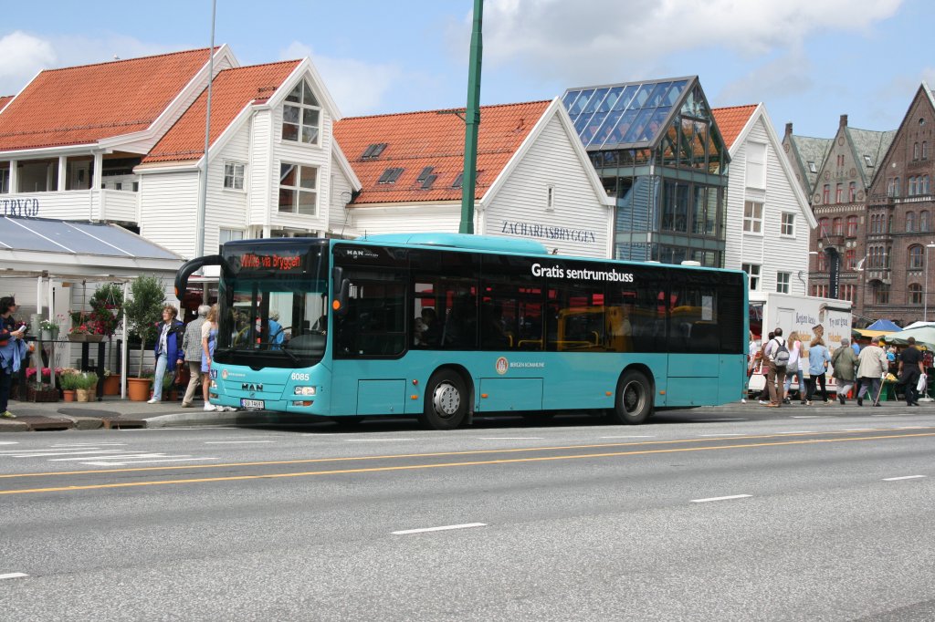 Nochmals ein Zentrumsbus am Fischmarkt. Rechts im Hintergrund die ussersten Huser von Bryggen, dem historischen Handelsquartier (und Unesco-Weltkulturerbe). 8.7.2010. 