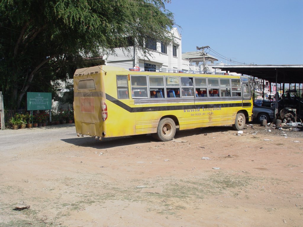 Nochmals der schon arg mitgenommene ISUZU Bus von schrg-hinten am 25.01.2011