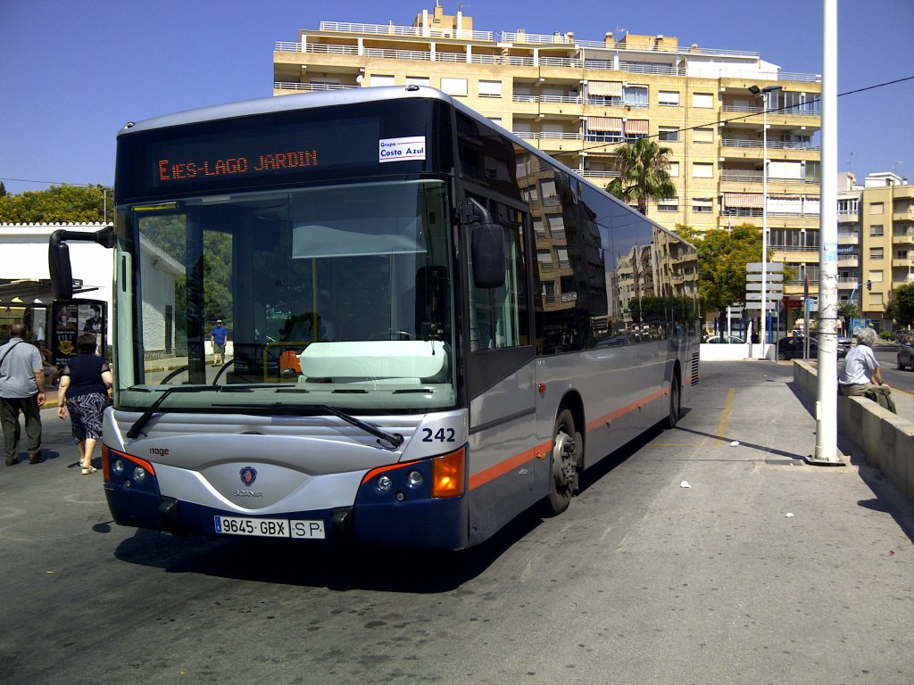 Noge Cittour LE, Wagen 242, Firma Costa Azul, wartet an der Endhaltestelle Eras de la Sal im spanischen Torrevieja am 09.06.2011