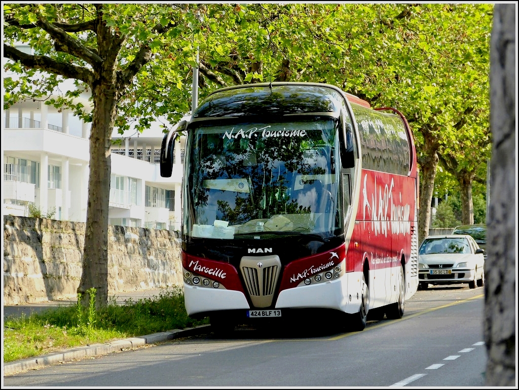 Noge Titanium Bus aufgenommen vom Bahnhof in Vevey am 26.05.2012. Dieser Bus wird von einem spanischen Busaufbauten Hersteller auf fremd Chassis gebaut, in diesem Fall einem Volvo Chassis der mit einem MAN Motor ausgestattet ist. Danke Oliver fr die Aufklrung.