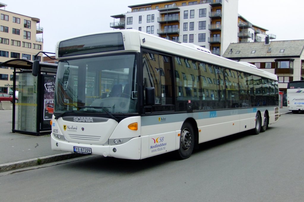 Nordlandbuss setzt die Scania-OmniCity-Fahrzeuge sogar in 13.5 Meter langer Ausfhrung in der Landeshauptstadt ein. Aufnahme am 1.7.2010 im Zentrum. 