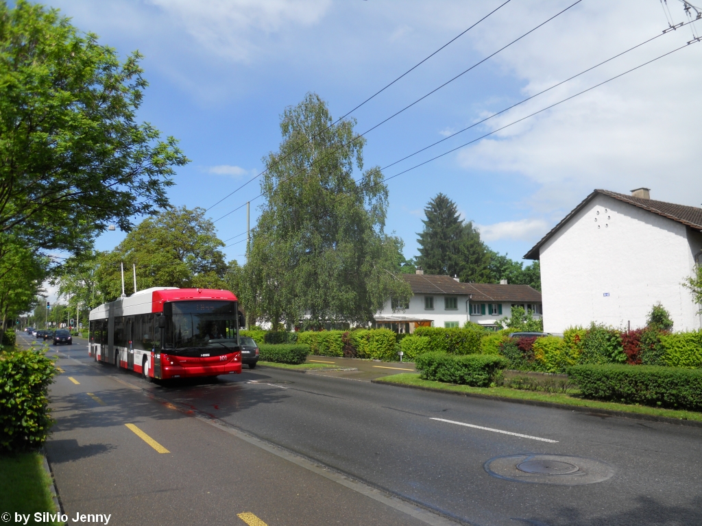 Nun ist er endlich da. Der neue Hess Swisstrolley 3 von Stadtbus Winterthur. Er erhielt die Nummer 101, und  war am 27.5.2010 auf der Linie 1 unterwegs, hier kurz vor der Haltestelle Rmertor.