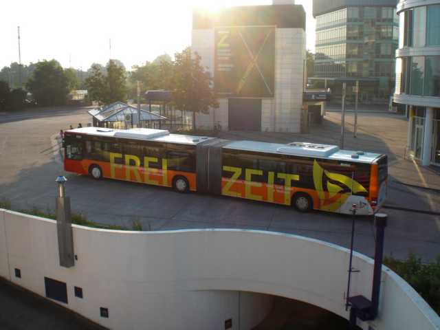 Nun folgt ein Bus der VKU Wagen 06-65 ein MAN Lion´s City GL, der gerade bei Sonnenaufgang am Unnaer Busbahnhof ankommt. 