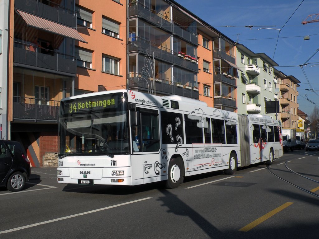 Nun hat der MAN Bus mit der Vollwerbung fr energieschweiz.ch auch seine Betriebsnummer 781 erhalten. Die Aufnahme entstand am Binninger Kronenplatz am 25.11.2011.