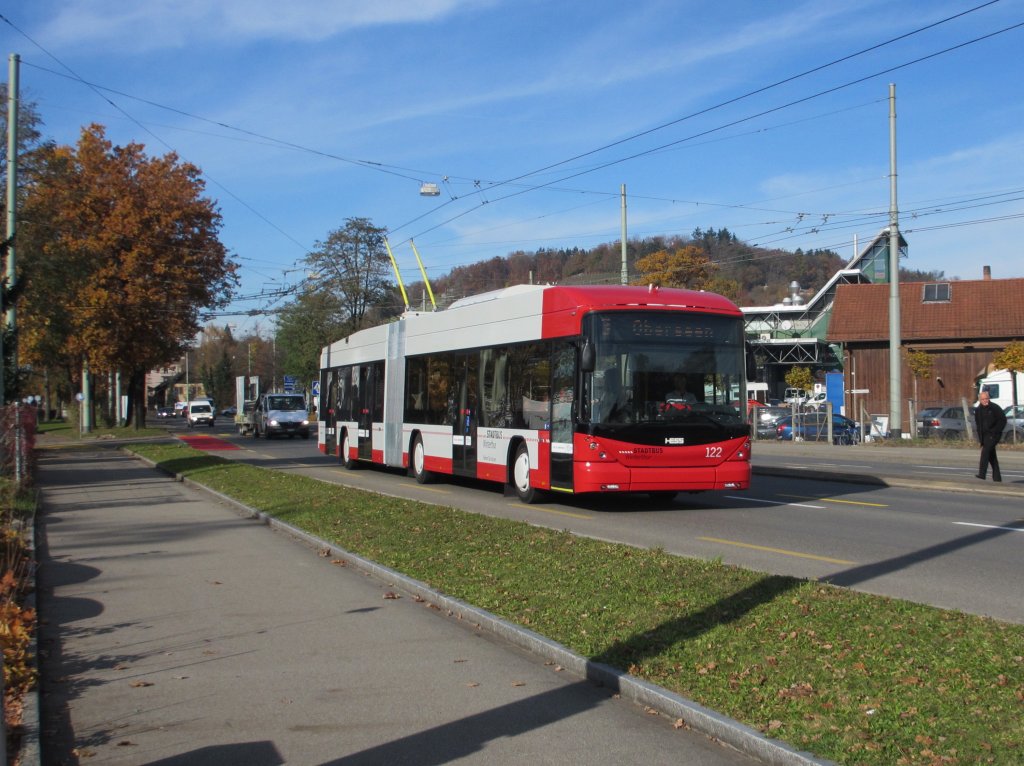Nun sind die  Nachzgler  im Einsatz! Stadtbus Nr. 122 am 9.11.2012 kurz vor der Eishalle auf der Linie 3 Richtung Oberseen.