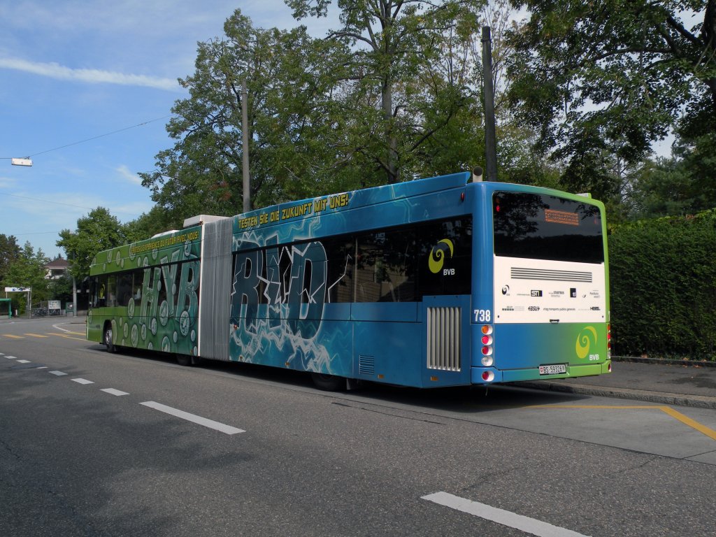 Nun ist der zweite Hybrid-Testbus in Basel eingetrtoffen. Es handelt sich dabei um den SwissHybrid von der Firma Hess. Bei den BVB hat der Bus die Betriebsnummer 738 erhalten und wird zuerst auf der Linie 36 und später auf der Linie 34 eingesetzt. Hier steht der Bus an der Haltestelle Otto Wenk-Platz. Die Aufnahme stammt vom 17.09.2011.