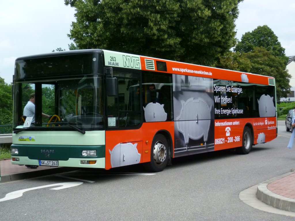 NVG-Wagen 263 mit neuer Werbung wird am 26.7.10 in der Lindenallee abgestellt.