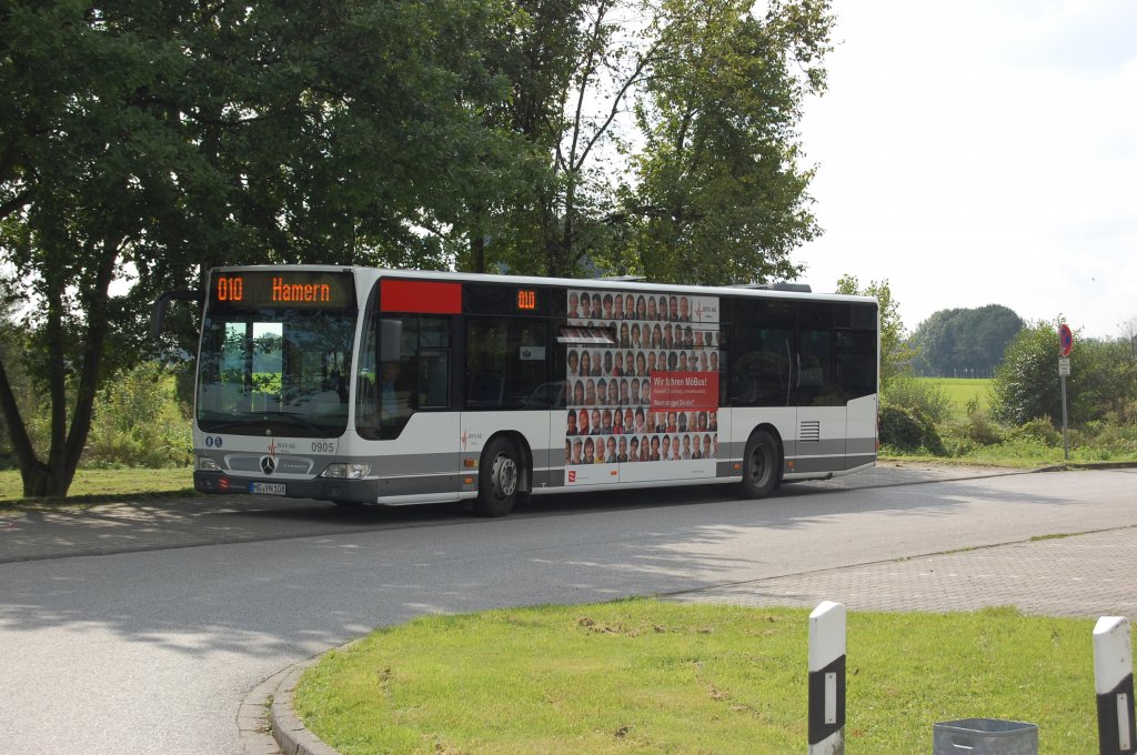 NVV Bus 0905 an der Endhaltestelle  der Linie 10 am Flughafen Mnchengladbach, hier erholt sich der Fahrer von seiner anstrengenden Tour. 4.9.2010