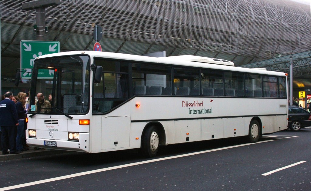 O408 (D US 7043) wird vom Flughafen Düsseldorf für Rundfahrten eingesetzt.
Aufgenommen vor dem Terminal in Düsseldorf am 7.2.2010.