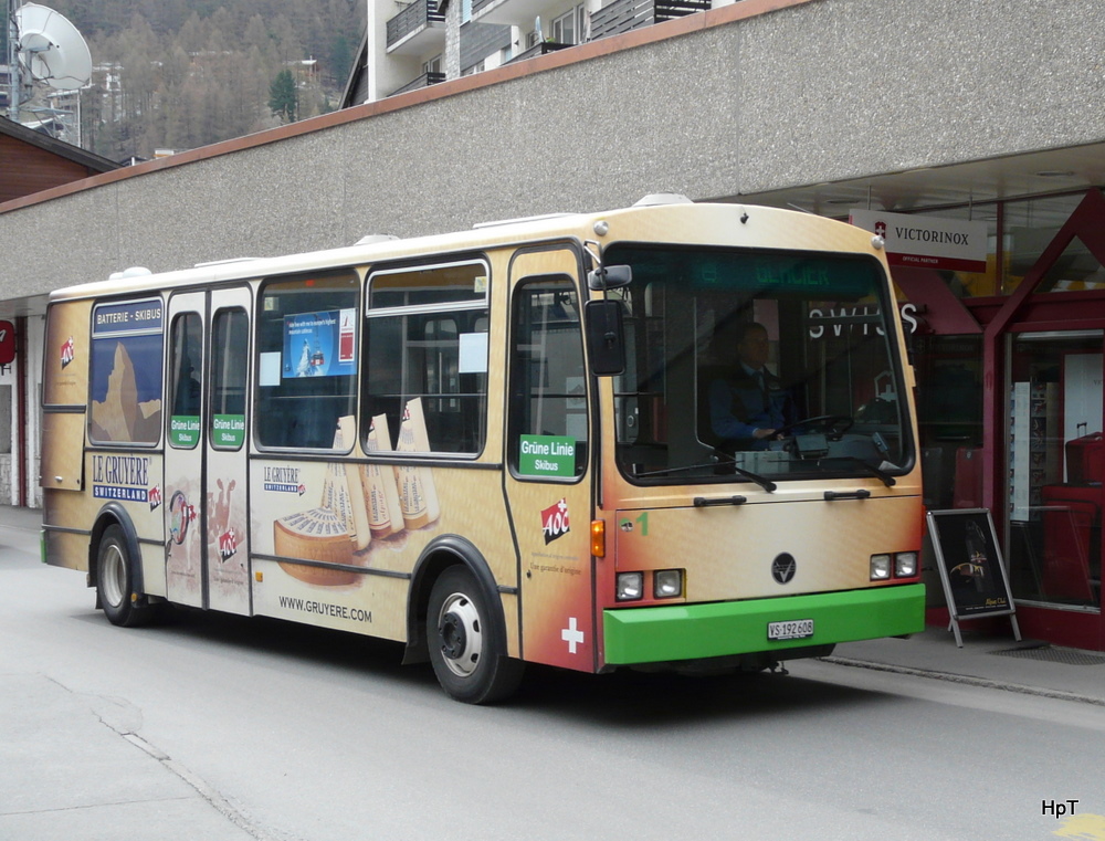 OBZ Zermatt - Nr. 1  VS 192608  Vetter Elektrobus bei der Bushaltestelle vor dem Bahnhof in Zermatt
am 24.04.2011