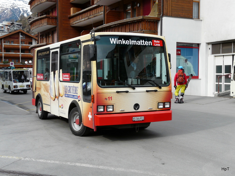 OBZ Zermatt - Nr. 11  VS 164911 Vetter Elektrobus bei der Bushaltestelle vor dem Bahnhof in Zermatt am 24.04.2011

