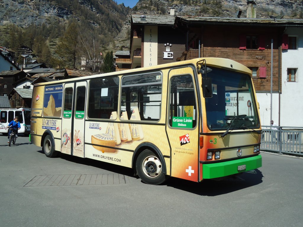 OBZ Zermatt - Nr. 3/VS 143'406 - Vetter Elektrobus am 22. April 2011 in Zermatt, Brcke zum Steg