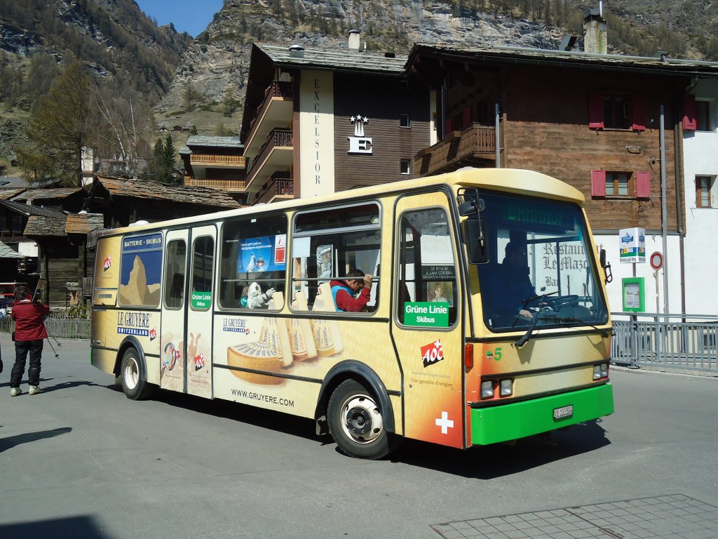 OBZ Zermatt - Nr. 5/VS 133'504 - Vetter Elektrobus am 22. April 2011 in Zermatt, Brcke zum Steg
