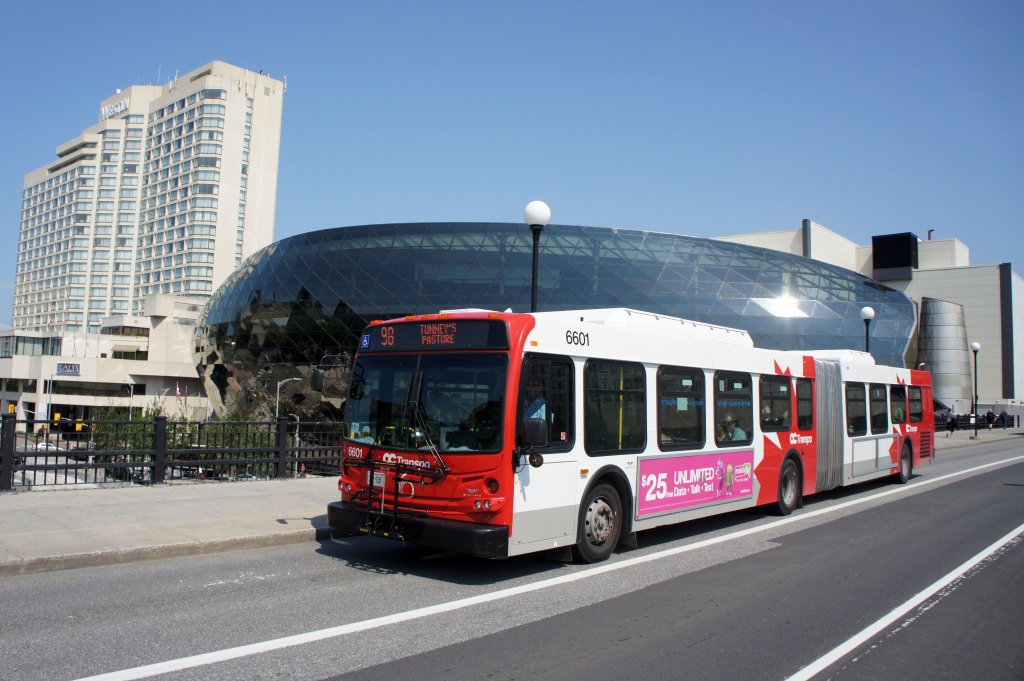 OC Transpo Ottawa (Stadtbus): Ein Gelenkbus des Herstellers New Flyer Industries, Wagennummer 6601 befährt die Mackenzie King Bridge. Aufgenommen im August 2012.