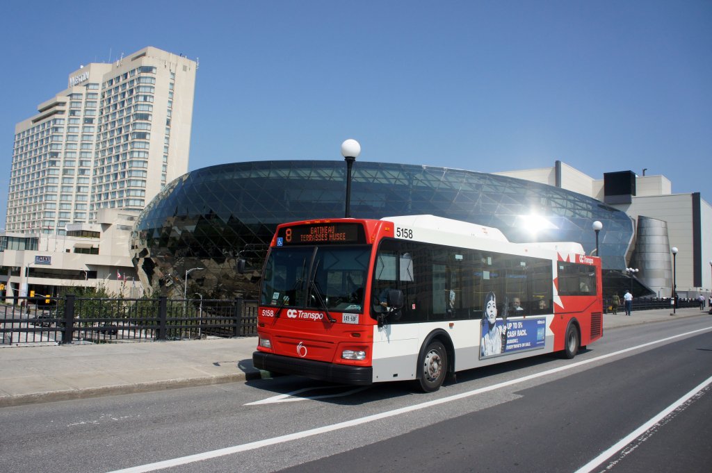 OC Transpo Ottawa (Stadtbus): Orion VII NG HEV, Wagennummer 5158 befhrt die Mackenzie King Bridge. Aufgenommen im August 2012.