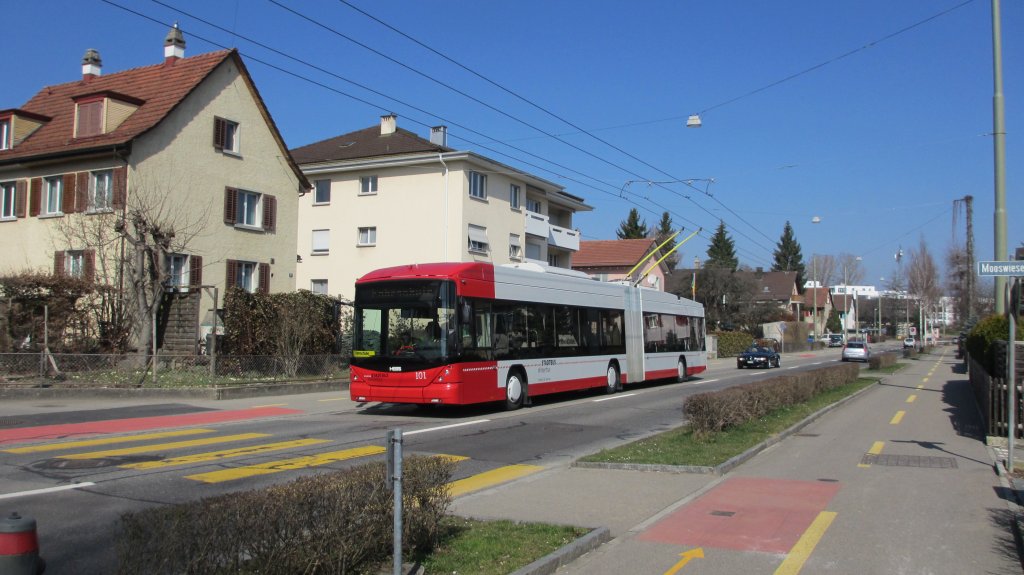 Oft als Fahrschulwagen im Einsatz der erstgelieferte SwissTrolley3 101, am 22.3.2012 zwischen Zinzikon und Guggenbhl.