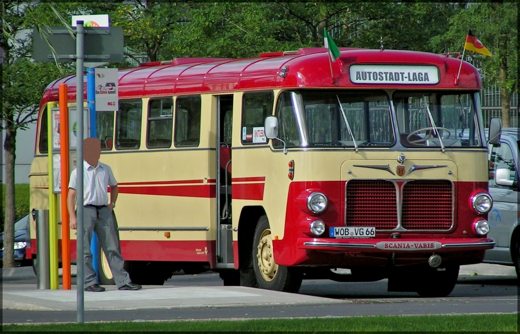 Oldtimer  SCANIA-VABIS gesehen whrend einer Stadtrundfahrt in Wolfsburg am 20.08.2004.