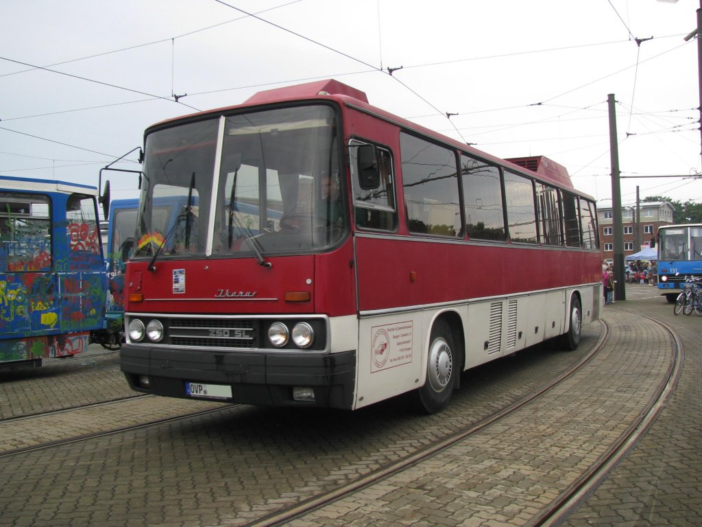 Omnibus Ikarus 250 SL aus dem Landkreis Ostvorpommern (OVP) anläßlich 130 Jahre Strba in Rostock [27.08.2011]
