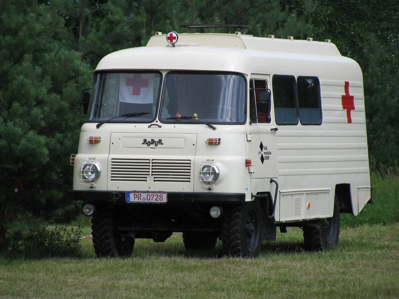 Omnibus ROBUR ... des  DRK  aus dem Landkreis Prignitz beim 13. Perleberger Oldtimer- und Militrfahrzeugtreffen, Flugplatz Perleberg 10.07.2011
