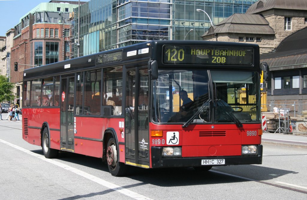 Orthmanns Reisedienst 9890 (HH C 327) ex VHH.
Hamburg HBF, 17.6.2010.