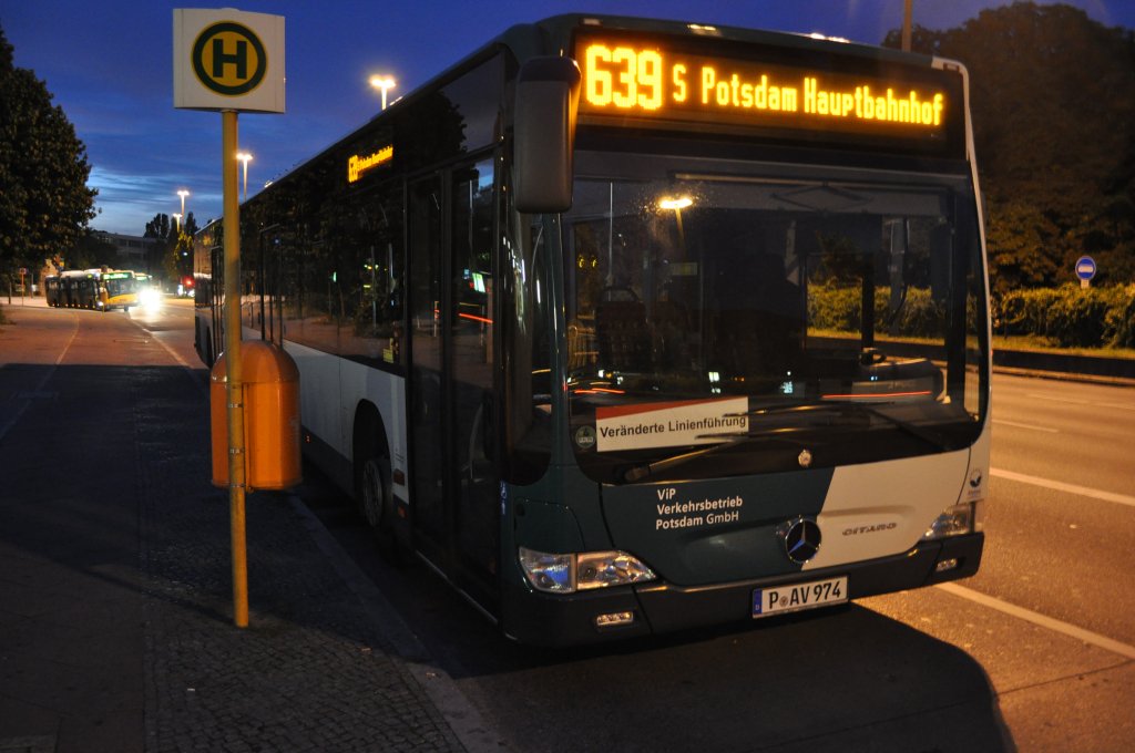 P-AV 974 als Linie 639 nach Potsdam Hauptbahnhof in Berlin Spandau. Aufgenommen am 09.08.2013 um 21:30.