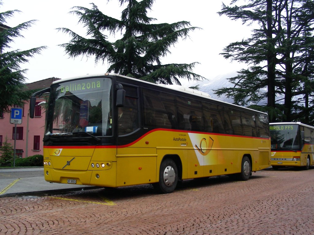 Pacciarelli, Grono. Volvo 8700 (GR 56'523) in Bellinzona, Stazione.