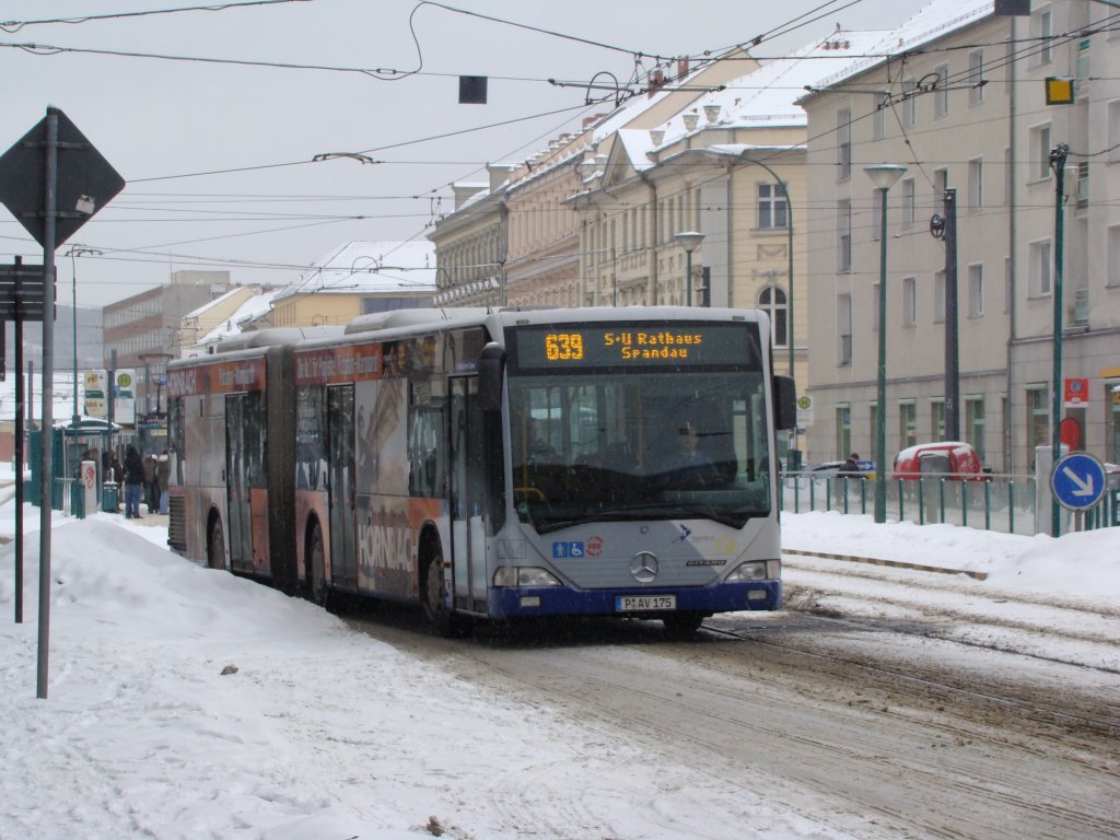 P:AV 175 als 639 nach Berlin Rathaus Spandau am 12.02.2010 in Potsdam Am Platz der Einheit.