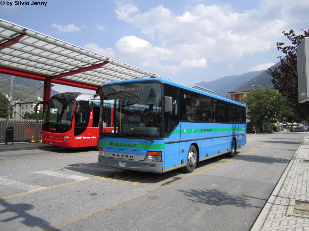 Perego DC-918MJ (Setra S313UL) am 24.8.2012 beim Bhf. Tirano. Links davon wartet der Bernina-Express Bus nach Lugano, der auf seiner Reise Lugano - Tirano - Lugano grsstenteils in Italien unterwegs ist.