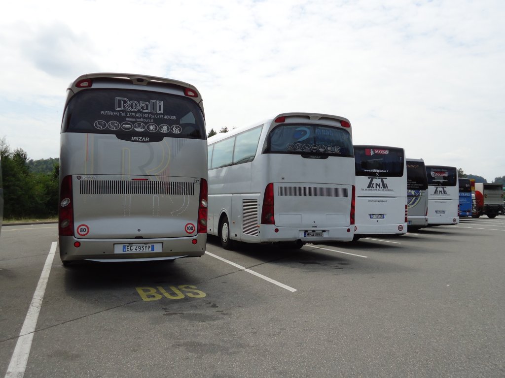 Plusieurs Scania Irizar italiens photographis le 02.08.2012 prs de Payerne