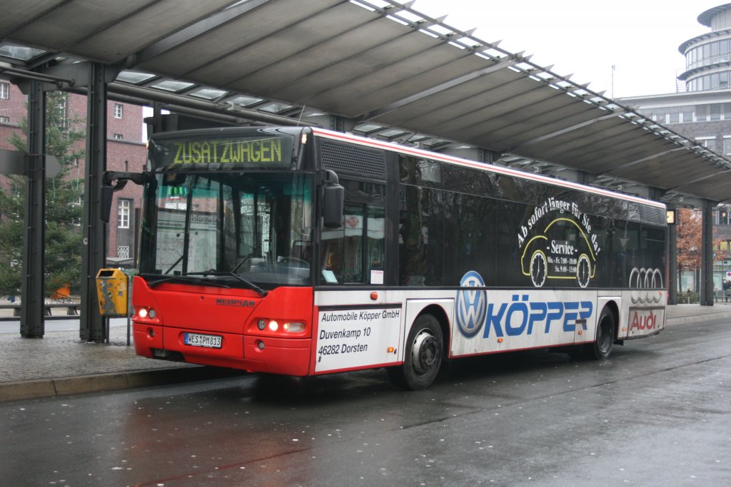 PM Reisen (WES PM 813) mit Werbung fr Automobile Kpper mit einer Sonderfahrt am HBF Oberhausen,28.12.2009.