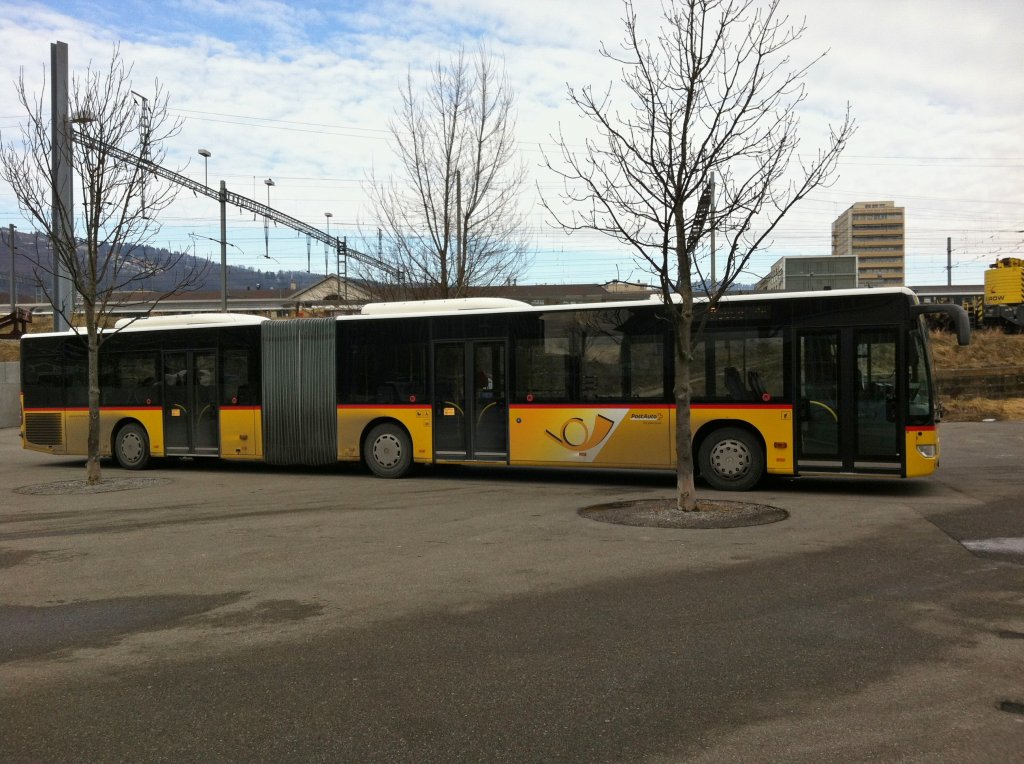 Postauto Aarberg; MB Citaro II G abgestellt beim Bahnhohf Biel, 25.02.2012. (Handyfoto)