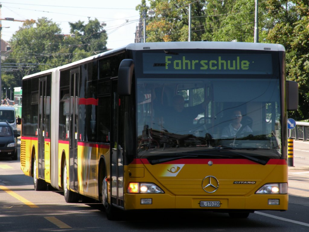 Postauto Gelenkbus BL 170220 im Einsatz als Fahrschulwagen am Wettsteinplatz. Die Aufnahme stammt vom 15.08.2009.