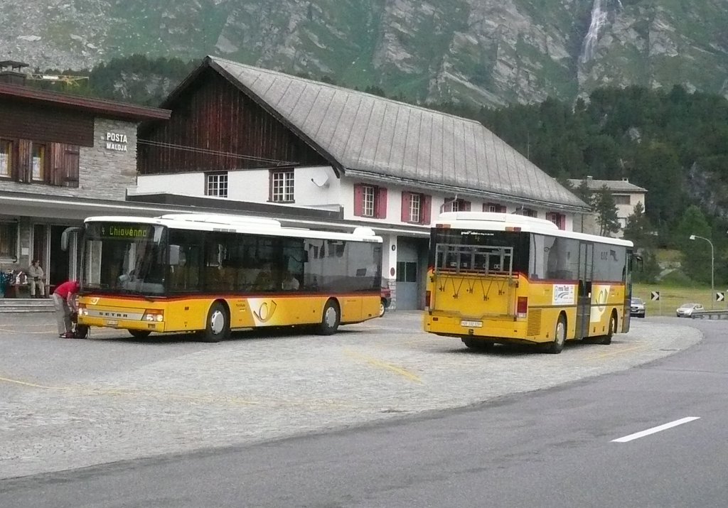 PostAuto Graubnden, 7000 Chur: Setra S 315 NF GR 160'388 und Setra S 313 UL GR 102'328, am 17. Juli 2010 bei 7516 Maloja Posta