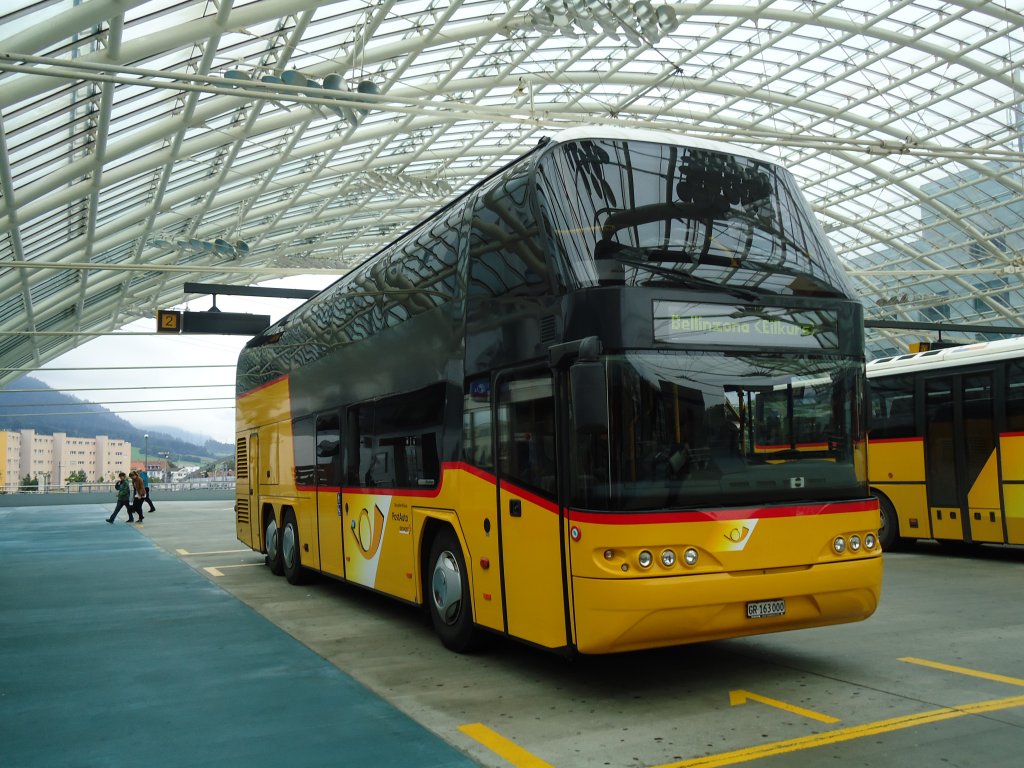 PostAuto Graubünden GR 163'000 Neoplan am 18. September 2010 Chur, Postautostation