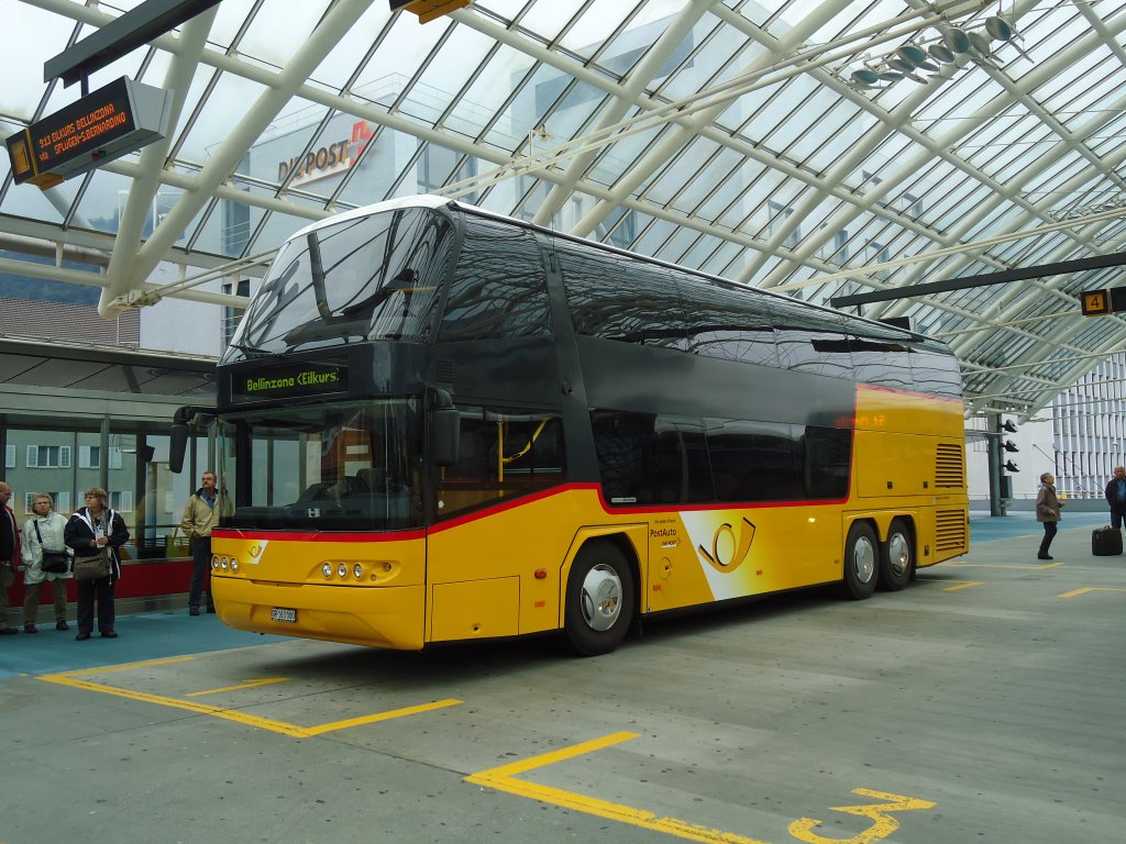 PostAuto Graubünden GR 163'000 Neoplan am 18. September 2010 Chur, Postautostation