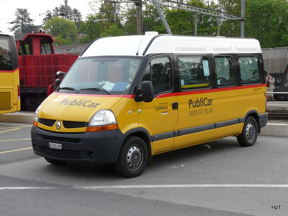 Postauto - Kleinbus Renault Master VD 204308 beim Bahnhof von Cossonay am 19.05.2010