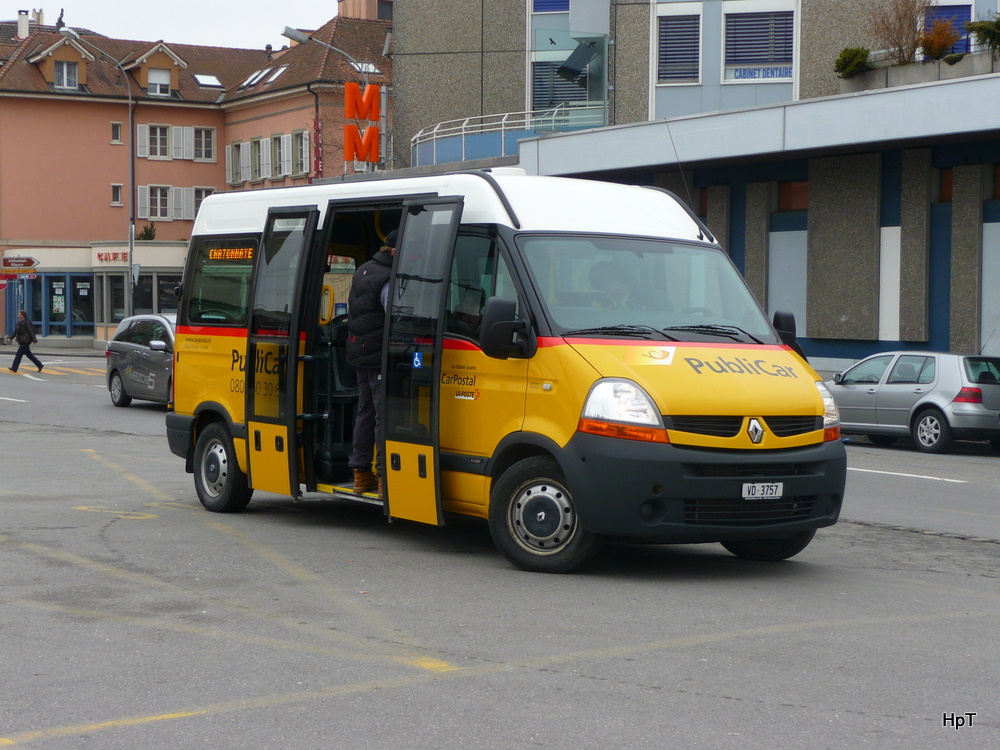 Postauto - Kleinbus  Renault  VD 3757 auf dem Bahnhofsplatz in Payerne am 26.02.2011