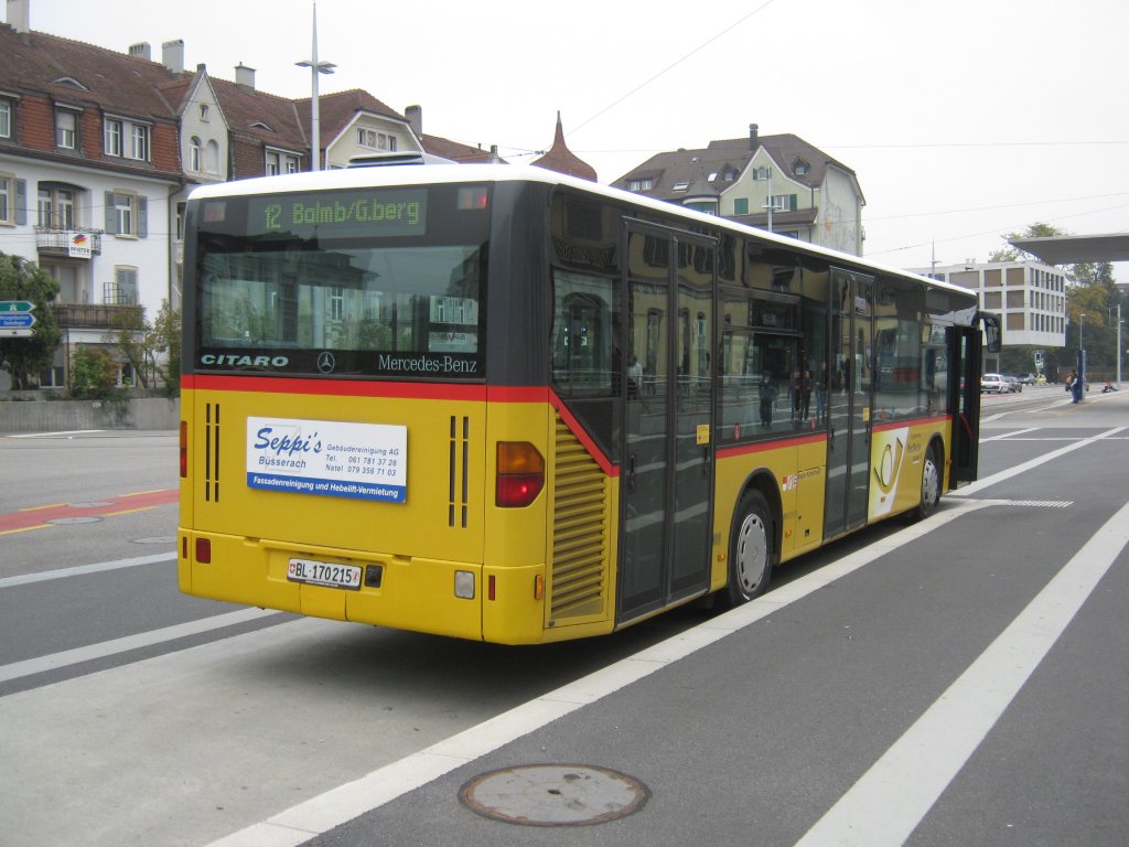 Postauto der Linie 12 in Solothurn HB, 23.10.2011.