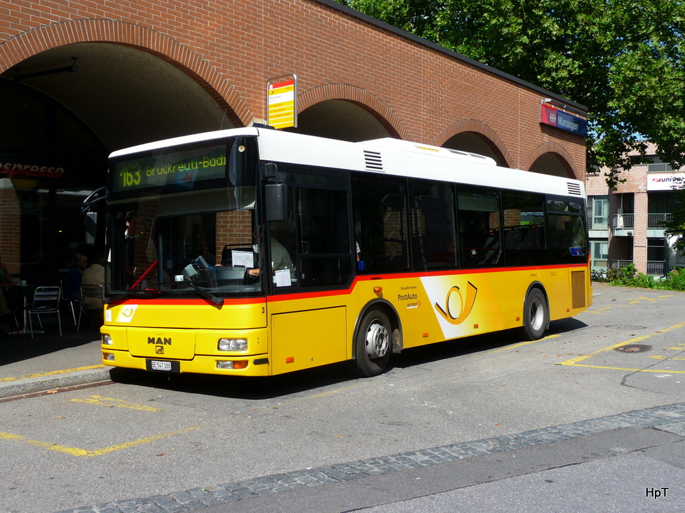 Postauto - MAN BE 547388 bei der Bushaltestelle vor dem Bahnhof Mnsigen am 29.08.2010