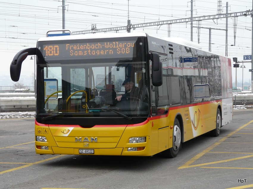 Postauto - MAN Lion`s City SZ 69122 unterwegs auf der Linie 180 bei den Bushaltestellen beim Bahnhof Pfffikon/SZ am 16.01.2010