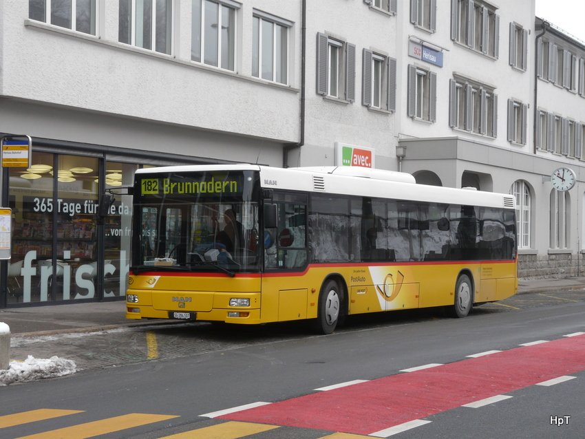 Postauto - MAN  SG 284107 unterwegs auf der Linie 182 bei der Bushaltestelle vor dem Bahnhof Herisau am 16.01.2010