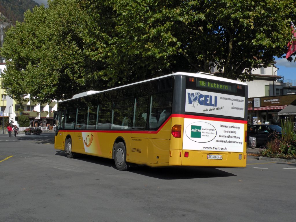 Postauto Mercedes Citaro auf der Linie 106 am Bahnhot Interlaken west wartet auf die Abfahrtszeit und fhrt dann nach Habkern. Die Aufnahme stammt vom 13.10.2011.