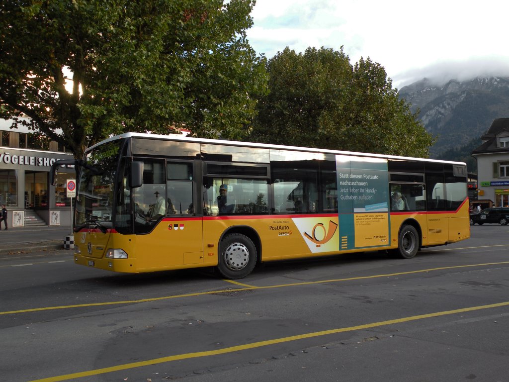 Postauto Mercedes Citaro auf der Linie 105 am Bahnhof Interlaken west wartet auf die Abfahrtszeit und fhrt dann zum Regionalspital. Die Aufnahme stammt vom 13.10.2011.