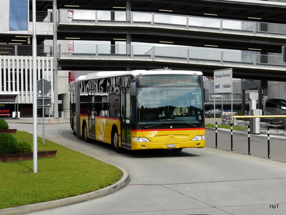 Postauto - Mercedes Citaro ZH 780883 bei der zufahrt zu den Haltestellen im Flughafen Zrich am 10.07.2011