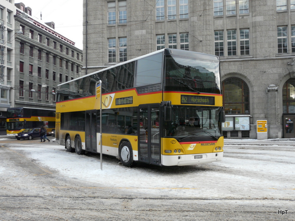 Postauto - Neoplan SG 121190 unterwegs auf der Linie 242 in St.Gallen am 27.12.2010