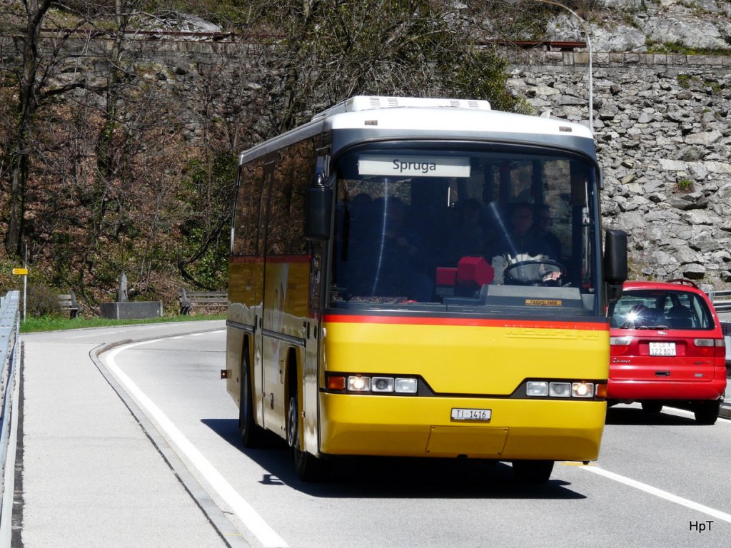 Postauto - Neoplan TI 1416 nach Spruga bei Intragna am 05.04.2010
