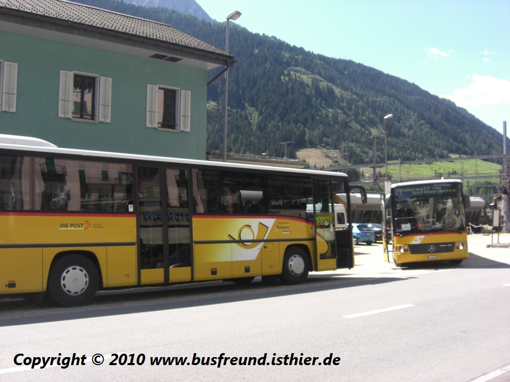 PostAuto, Region Bern, PU AVG Busbetrieb Meiringen (rechts), beide Fahrzeuge sind Mercedes-Benz O550 Integro, das rechte PostAuto ist auf der Vierpsserundfahrt und macht gerade halt in Airolo.